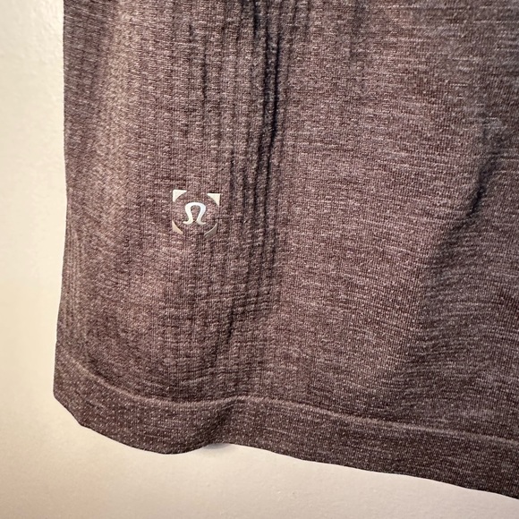 Lululemon Men's Metal Vent Tech Short Sleeve Shirt in a dark gray Size Large - Picture 3 of 7